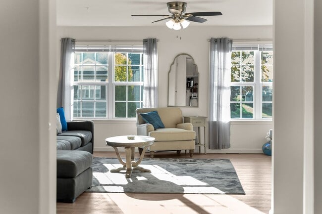 Building Photo - Luxury 4/BR, 2.5 bath townhouse