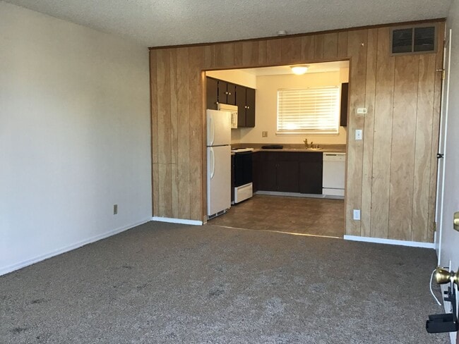 Building Photo - 2 Bedroom Reno Condo in Gated Community...