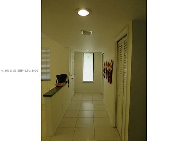 Building Photo - 205 Lakeview Dr