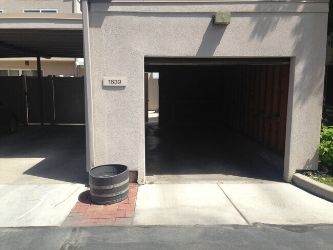 Building Photo - Holladay T/Home in Beautiful Garden Setting