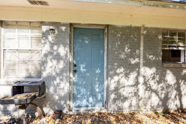 Building Photo - 5612 Rose Dr