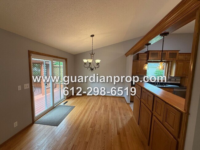 Building Photo - Maplewood House Available Now, Open Floor ...