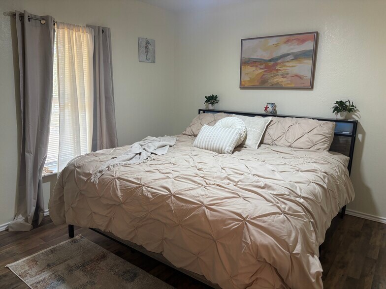 Room 2 king bed - 4685 Boot Hill Dr