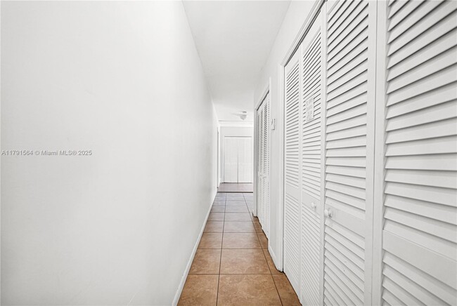 Building Photo - 1016 NE 33rd St