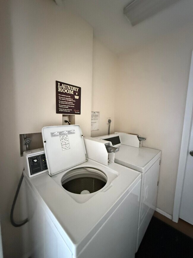 Building Photo - 2050 Oleander Blvd