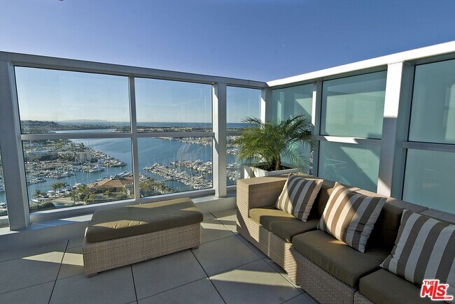 Building Photo - 13700 Marina Pointe Dr