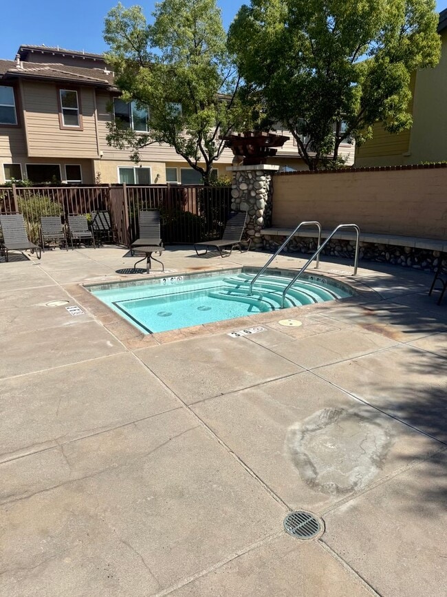 Building Photo - 3 bed 2 car garage condo for rent in Murrieta