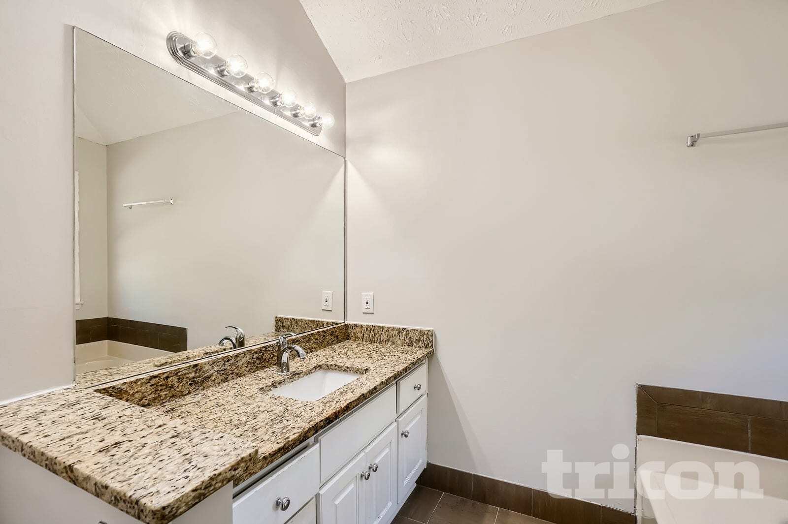 Building Photo - 5 Meadow Green