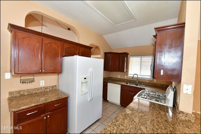 Building Photo - 7737 Plaza Azul Rd