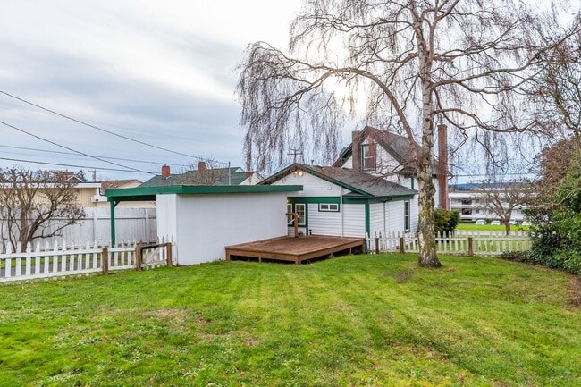 Building Photo - Pet Friendly 2 Bed, 1 Bath Home