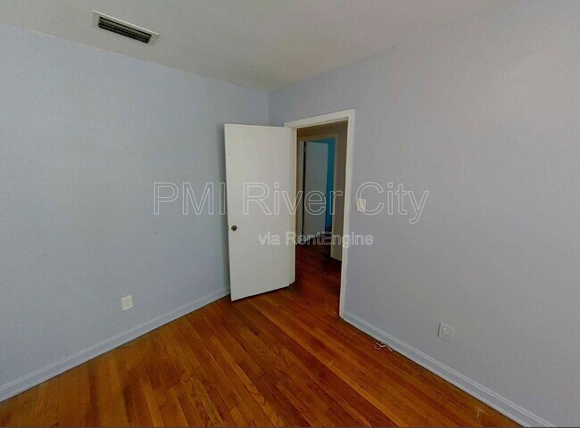 Building Photo - 433 W 70th St