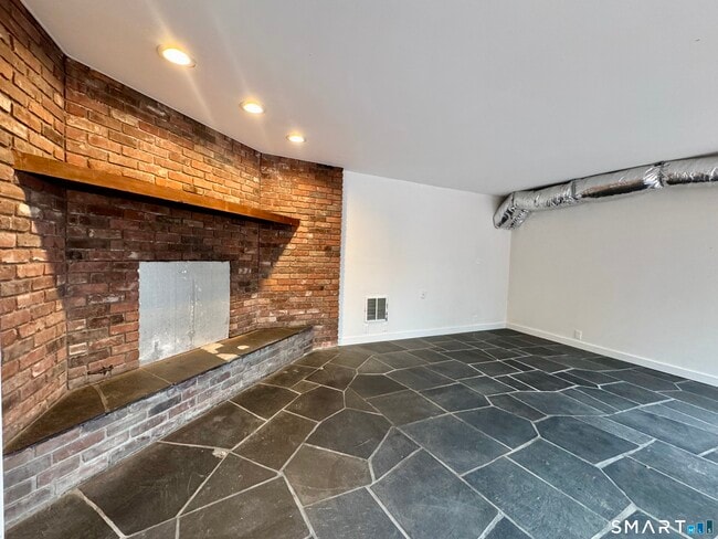 Building Photo - 860 Oakwood Rd