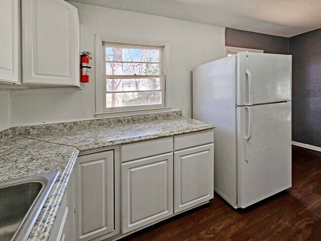 Building Photo - 4/2 Ranch with Fenced Yard - Housing Vouch...