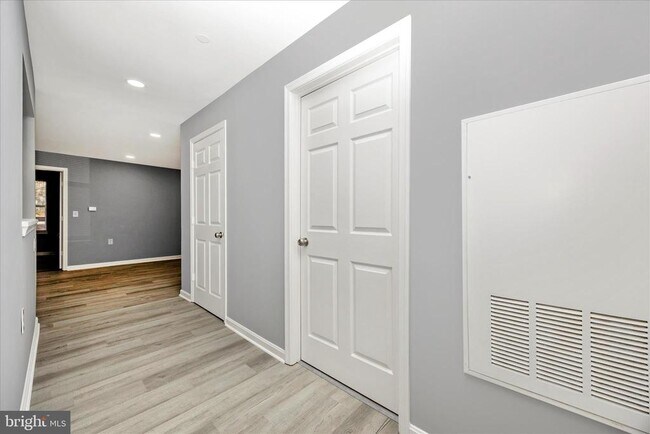 Building Photo - 10001 Vanderbilt Cir