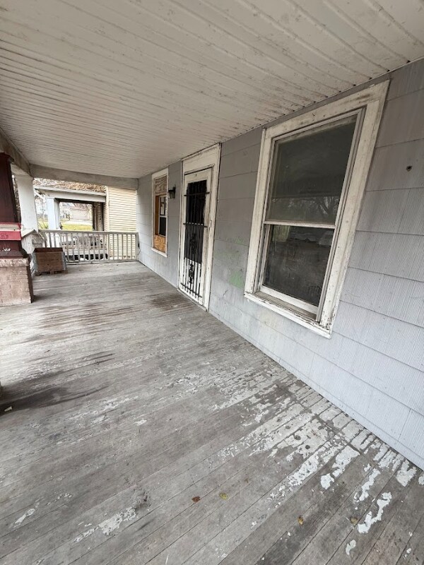 Building Photo - 327 E Stuart Ave