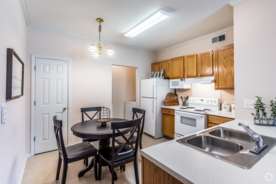 2BR, 2BA - 1,100SF - Kitchen - Camden Grove Apartments