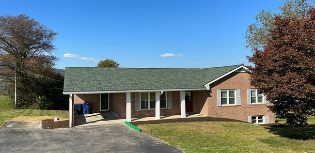 Building Photo - Large home in convent Blacksburg location