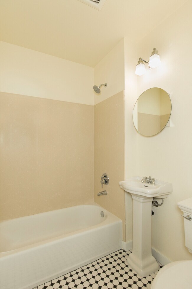 Building Photo - Charming 2 Bed / 1 Bath Top Floor, South-Facing Apartment w/ Roof Deck One Month Free Rent