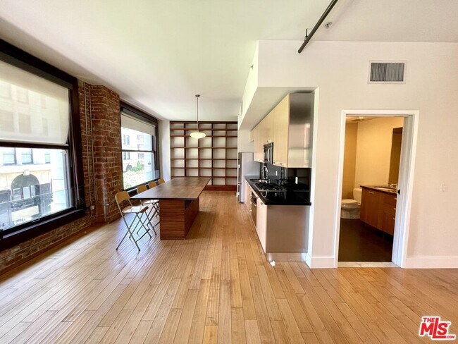 Building Photo - 460 S Spring St