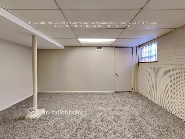 Building Photo - 9131 S Sacramento Ave
