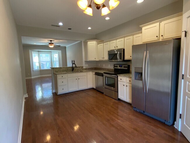 Building Photo - 2bd 2.5ba Townhome in Germantown/Neuhoff District