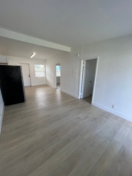 Building Photo - 320 NE 13th Ave