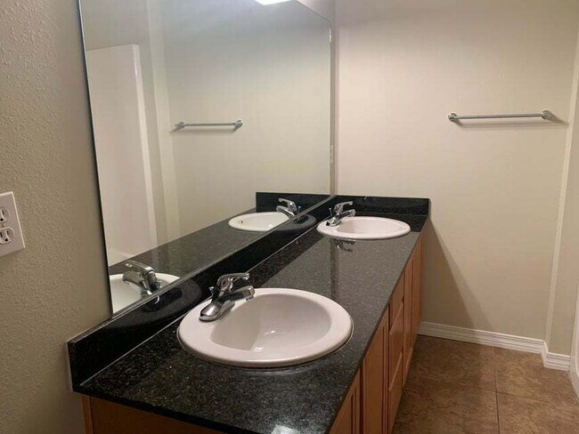 Building Photo - "Spacious 4-Bed Townhouse in Fort Walton B...