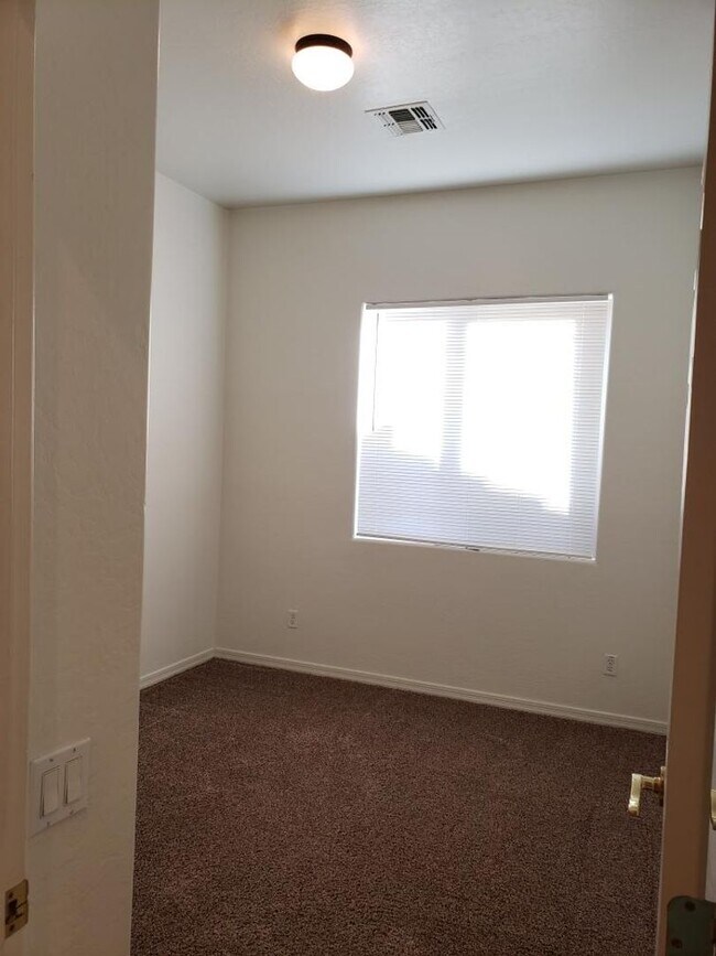 Building Photo - 760 E Indian Wells Pl