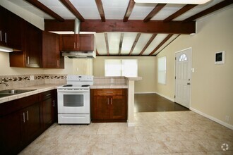 Building Photo - 1br 1 ba Duplex in Family Neighborhood!