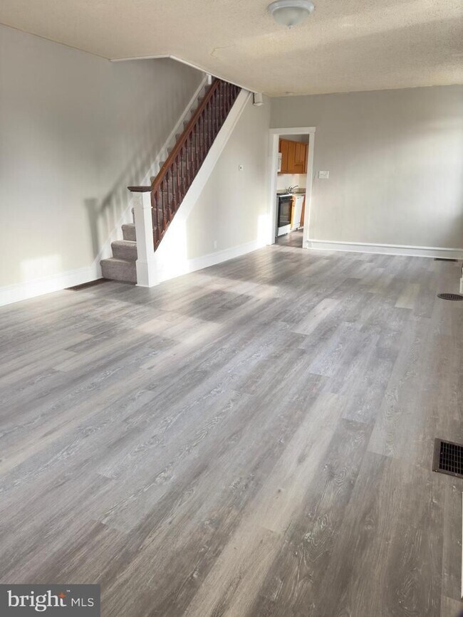 Building Photo - COMING SOON 9/1/2026- Spacious 5-Bedroom Home with Private Yard & Off-Street Parking in Upland