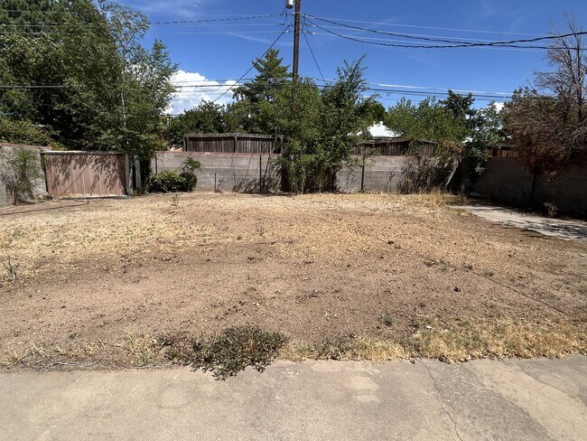 Building Photo - 2712 Palomas Dr NE