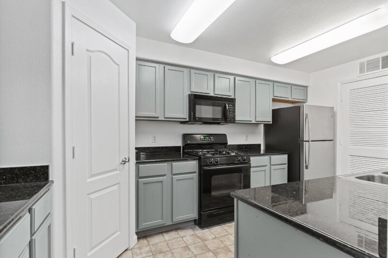Building Photo - 5350 Dunlay Dr