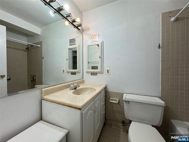 Building Photo - 333 Grand St