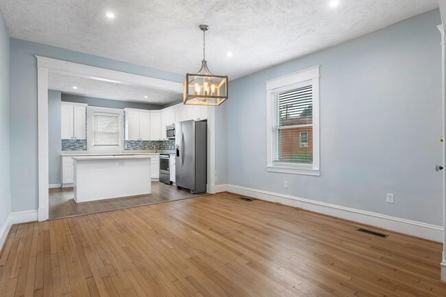 Building Photo - Stylish and Spacious: Renovated 5-Bedroom ...