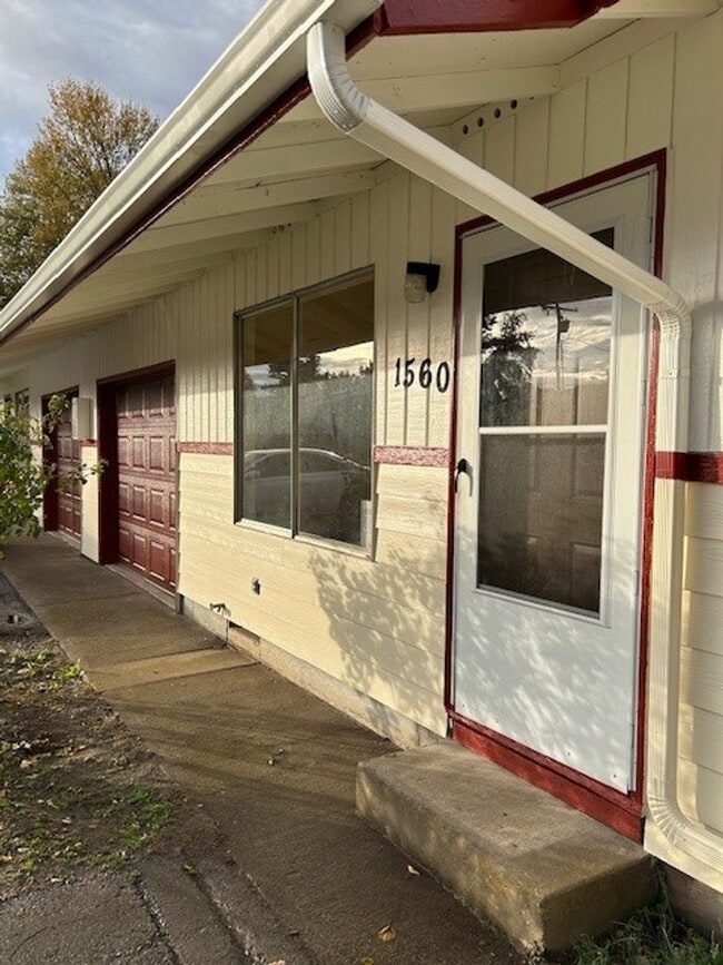 Building Photo - (766) Waverly Drive 2 Bdrm / 1 Bthrm