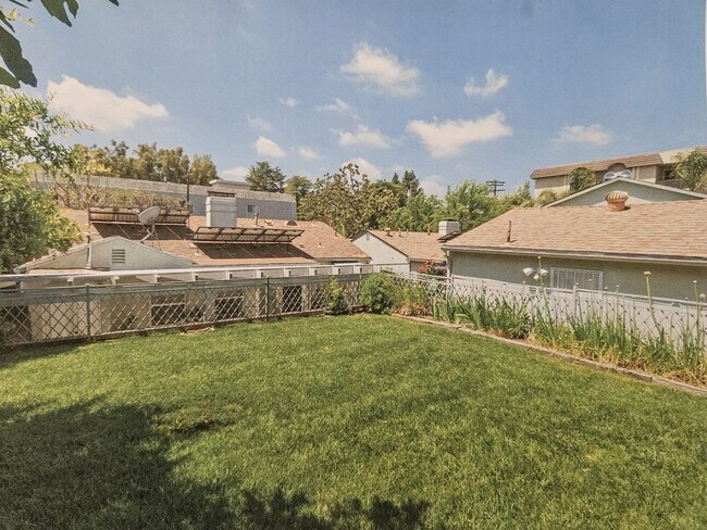 Building Photo - 11861 Laurelwood Dr