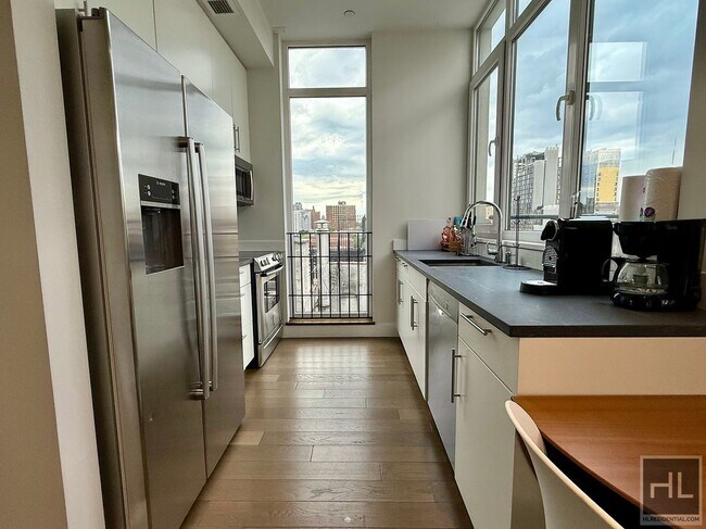 Building Photo - Penthouse 1 bed/1 bath w/ 2 roof decks