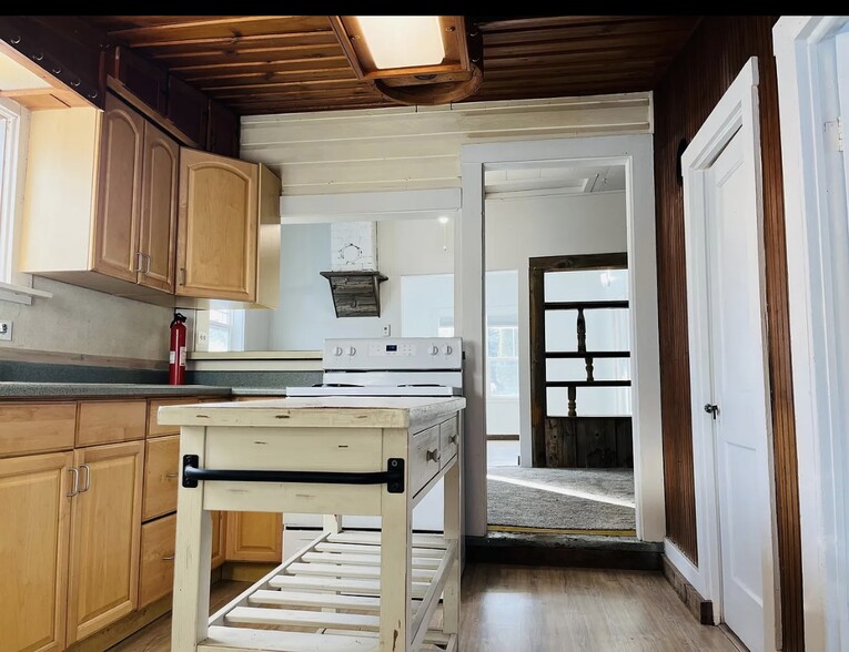 Building Photo - 555 Kalispell Ave