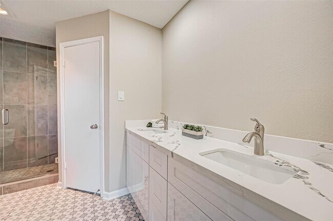 Building Photo - 13002 Kingsmill Dr