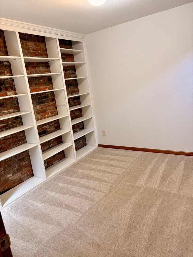 Building Photo - Two Bedroom PLUS Bonus Room on the West End of Pearl Street