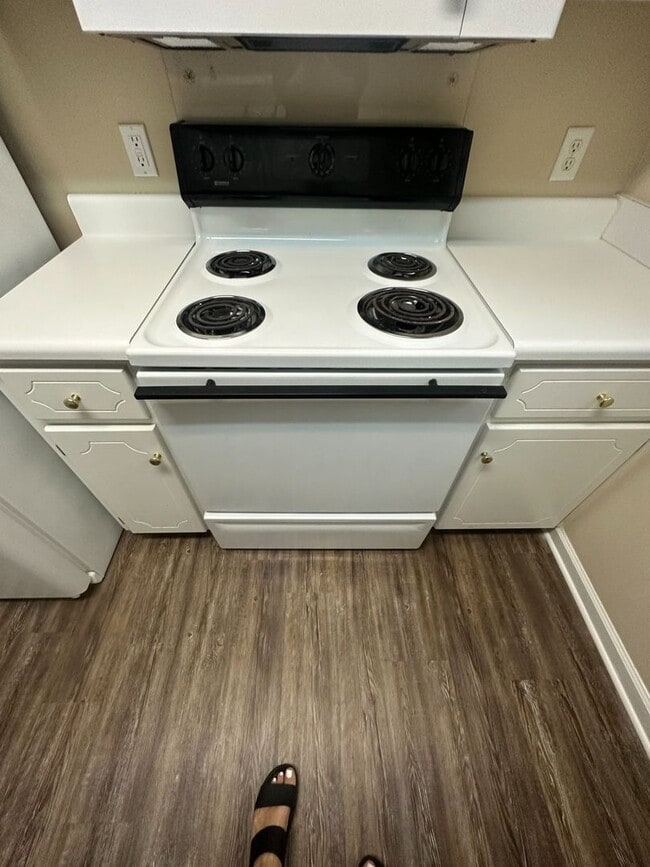 Building Photo - Dunwoody Subdivision - End Unit!  EXTRA PARKING!