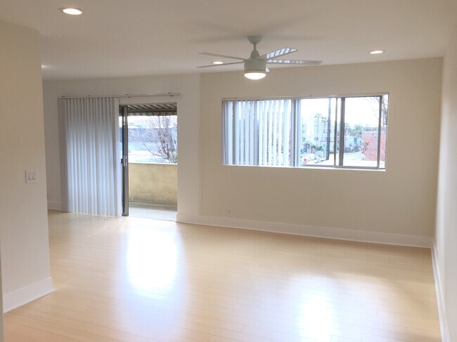 Building Photo - 3400 Club Dr