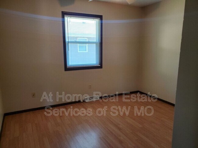 Building Photo - 627 W Meadowview