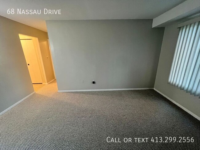 Building Photo - First Floor, 3 BR Condo in the Private Qua...