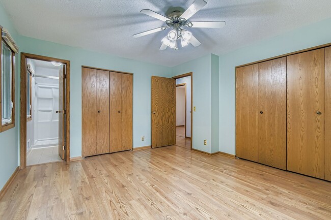 Building Photo - 815 Lakeview Dr