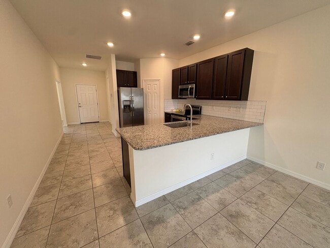 Building Photo - Modern 3 Bed 2 Bath in North Port Available Now