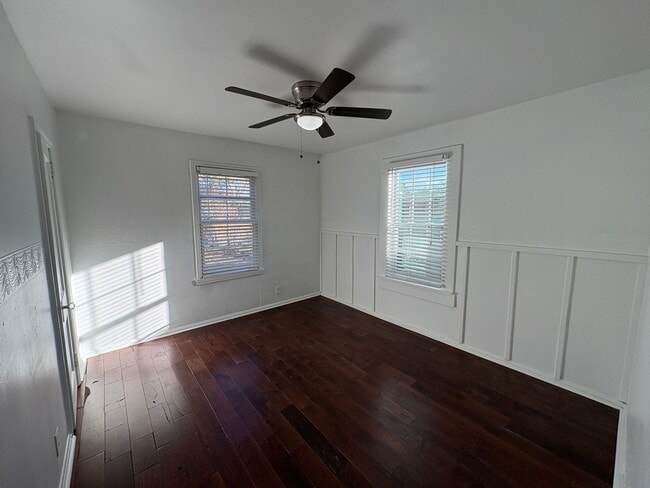 Building Photo - Charming 2-Bedroom, 1-Bath Home with Hardwood Floors & Cozy Enclosed Porch