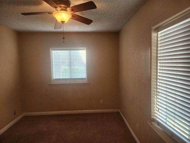 Building Photo - 3 bedrooms 2 bathrooms Downtown Riverside ...