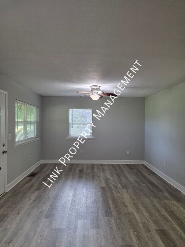 Building Photo - Don't Miss this 3BR/2BA Home with Large Detached Garage & Huge Backyard and Deck