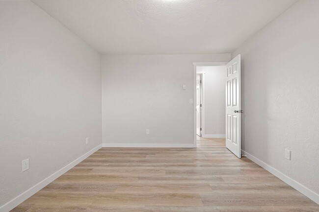 Building Photo - Fantastic 3-Bedroom, 1.5-Bath Duplex With landscaping Included!